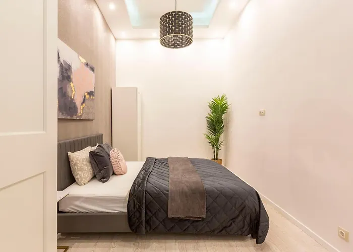Quiet Center Apartment Near Heroes Square By Cavaland