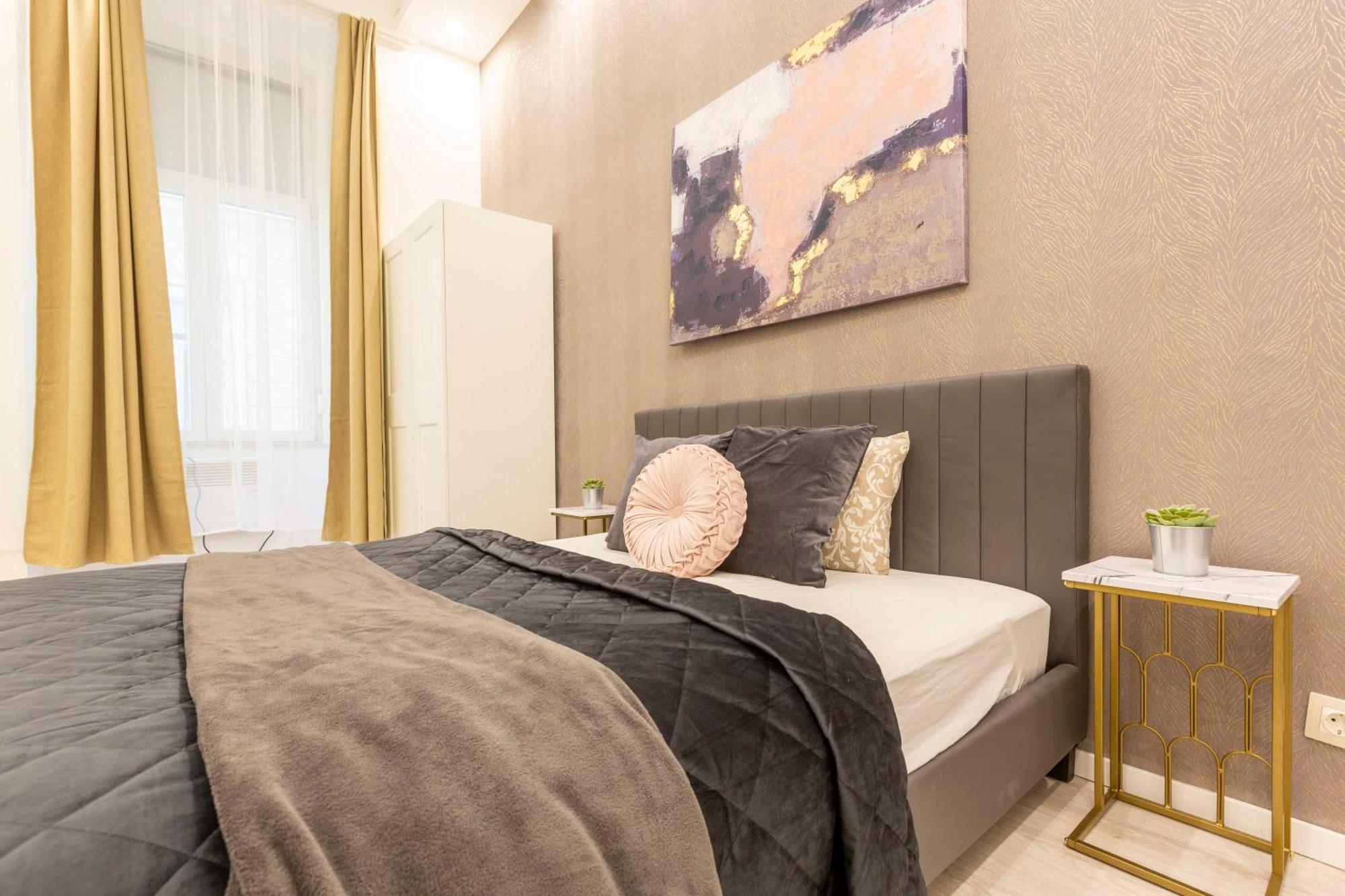 Quiet Center Near Heroes Square By Cavaland Apartment